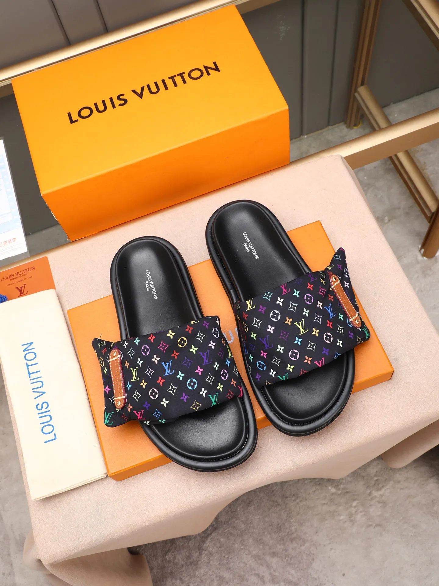 PP360 [LOUIS VUITTON] Louis Vuitton, LV printing, men's and women's slippers are on the market. The drawer box packaging comes with a cloth bag and a card. The upper pattern looks very soft and waxy, and it is a super versatile leg slimming tool. Fabric: imported denim/canvas/old fabric, LV hardware LOGO, official website pattern printing, comfortable to wear, feet: high-elastic PU water table. Sole: foam sole, heel height: about 5cm. Code number: 35-46, 35, 45, 46 are custom-made and non-returnable. Color: multiple colors and styles available.